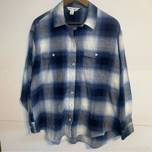 Old Navy The Boyfriend Shirt Women’s Blue, Gray and White Plaid Shirt Size Large